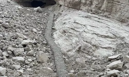 പു​തു​മ​യു​ള്ള ഉ​ല്ലാ​സ യാ​ത്ര​ക്ക്​   മ​ല​മ​ട​ക്കു​ക​ളി​ലെ റാ​ക്​ ഗു​ഹ