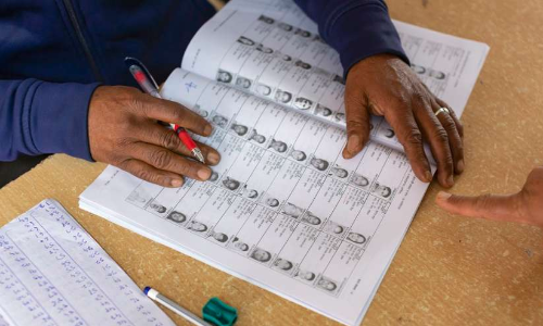 വോ​ട്ട​ർ പ​ട്ടി​ക ചോ​ർ​ത്തൽ; തെ​ര​ഞ്ഞെ​ടു​പ്പ് ക​മീ​ഷ​ൻ ഓഫീസിൽ ക്രൈം​ബ്രാ​ഞ്ചിന്‍റെ പരിശോധന: കമ്പ്യൂട്ടറുകൾ കസ്​റ്റഡിയിലെടുത്തു