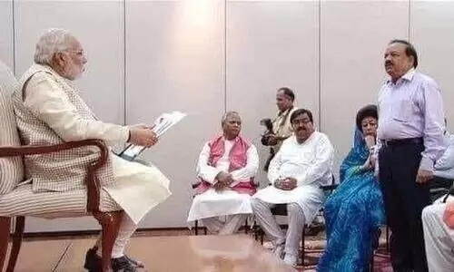 പേടിത്തൊണ്ടനായ കുട്ടി അധ്യാപകന്​ മുന്നിൽ,അവസാനം ഗെറ്റൗട്ടും;പഴയ ചിത്രം കുത്തിപ്പൊക്കി പ്രശാന്ത്​ഭൂഷൻ