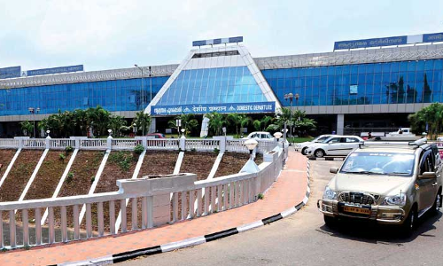 വിമാനത്തി​ലെ ലൈഫ്​ ജാക്കറ്റ്​ കിറ്റിൽ ഒളിപ്പിച്ച 45 ലക്ഷത്തിൻെറ സ്വർണം പിടികൂടി