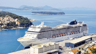 ചെങ്കടലിൽ വീണ്ടും ഉല്ലാസയാത്രക്ക് ഒരുങ്ങി ക്രൂയിസ് കപ്പൽ ചെങ്കടലിൽ വീണ്ടും ഉല്ലാസയാത്രക്ക് ഒരുങ്ങി ക്രൂയിസ് കപ്പൽ