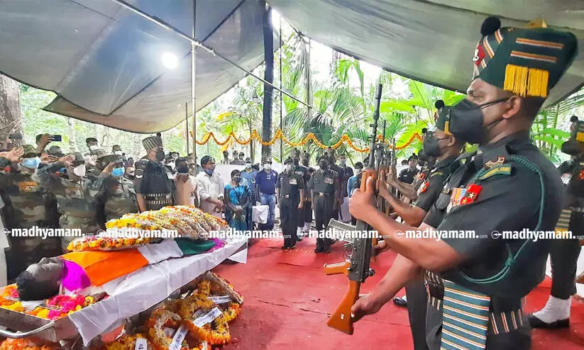 വീരമൃത്യു വരിച്ച സുബേദാർ ശ്രീജിത്തിന് അന്ത്യാഞ്ജലി
