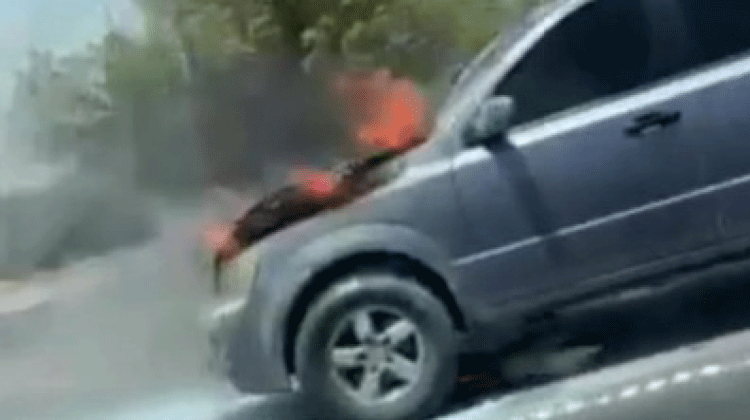 കാറിന് തീപിടിച്ചു കാറിന് തീപിടിച്ചു