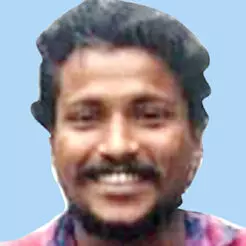 ബൈ​ക്ക് മ​തി​ലി​ലി​ടി​ച്ച് യു​വാ​വ് മ​രി​ച്ചു