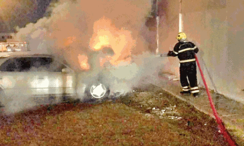 നിർത്തിയിട്ട കാറിന് തീപിടിച്ചു