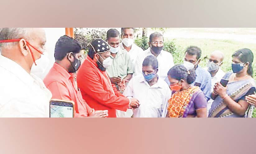 51 ദിവസത്തെ ദുരിതജീവിതത്തിന്​ വിട; ഷാജിയും ഭാര്യയും പുതിയ വീട്ടിലേക്ക്​