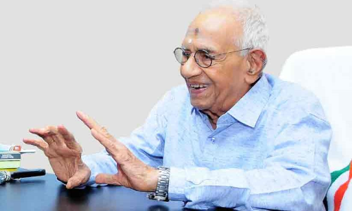 ആയുർവേദത്തെ ആഗോള പ്രശസ്തിയിലേക്ക്​ നയിച്ച ഭിഷഗ്വരൻ- മുഖ്യമന്ത്രി; ആരോഗ്യമള്ള സമൂഹത്തെ സ്വപ്നം കണ്ട മനുഷ്യസ്നേഹി- ഗവർണർ