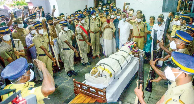 ഡോ. ​പി.​കെ വാ​ര്യ​ർക്ക്​ വിട: മഴയിൽ നനഞ്ഞ്​ നിറഞ്ഞ മിഴികൾ