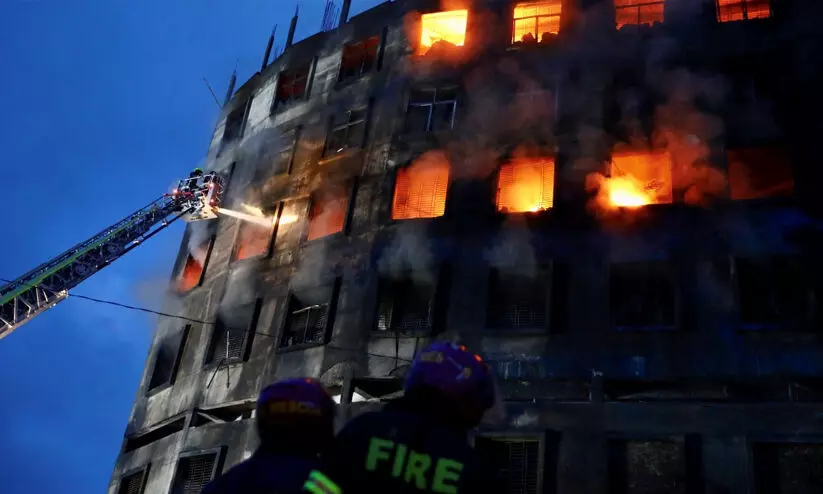 52 പേർ മരിച്ച ബംഗ്ലാദേശ് ഫാക്ടറി തീപിടിത്തം: ഉടമ അടക്കം എട്ടു പേർ അറസ്റ്റിൽ 52 പേർ മരിച്ച ബംഗ്ലാദേശ് ഫാക്ടറി തീപിടിത്തം: ഉടമ അടക്കം എട്ടു പേർ അറസ്റ്റിൽ