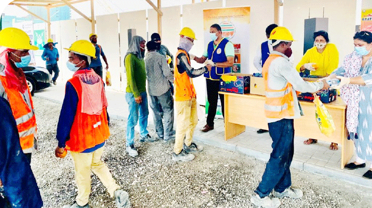 കു​ടി​വെ​ള്ള​വും പ​ഴ​ങ്ങ​ളു​മാ​യി െഎ.​സി.​ആ​ർ.​എ​ഫ്​