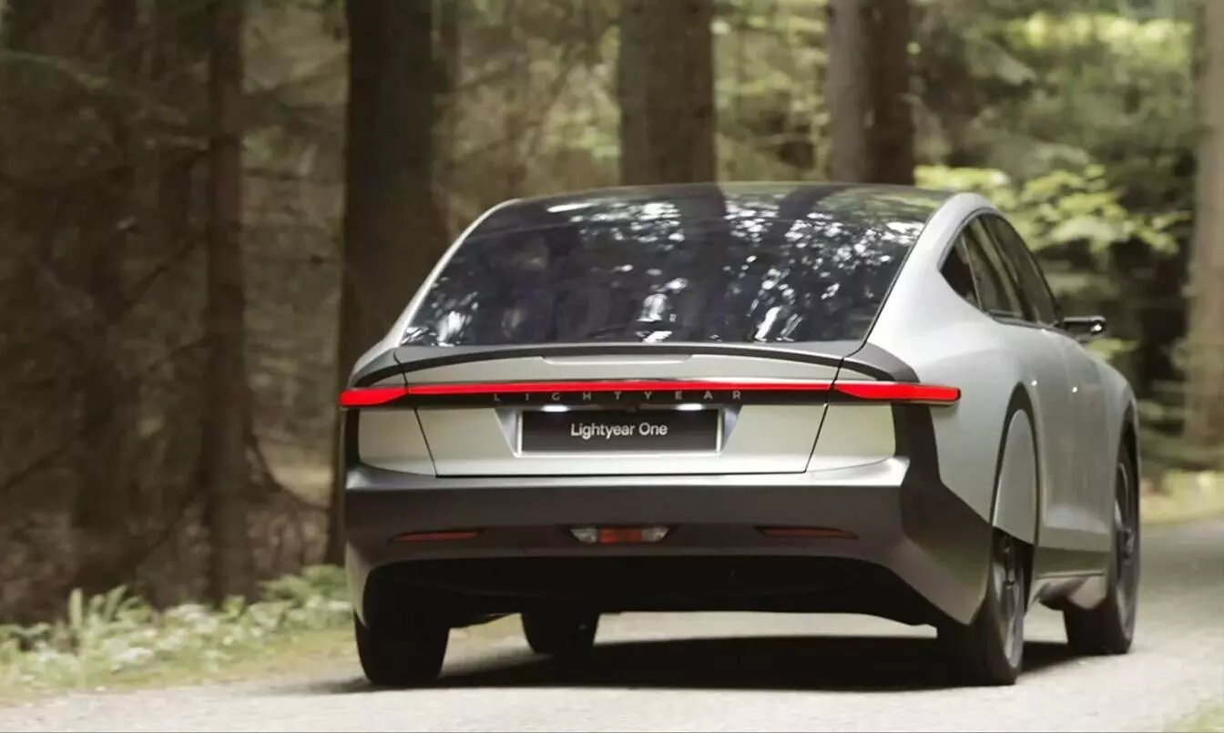 ലൈറ്റ് ഇയർ വൺ, ഒറ്റ ചാർജിൽ 710 കിലോമീറ്റർ സഞ്ചരിക്കും; ടെസ്ലയെവെല്ലുന്ന ഇ.വി ഇതാണ് ലൈറ്റ് ഇയർ വൺ, ഒറ്റ ചാർജിൽ 710 കിലോമീറ്റർ സഞ്ചരിക്കും; ടെസ്ലയെവെല്ലുന്ന ഇ.വി ഇതാണ്