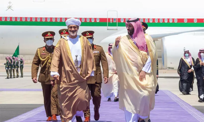 ഒമാൻ സുൽത്താന് സൗദിയിൽ ഉജജ്വല സ്വീകരണം ഒമാൻ സുൽത്താന് സൗദിയിൽ ഉജജ്വല സ്വീകരണം