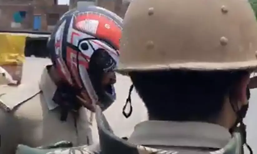 യു.പി തദ്ദേശ തെരഞ്ഞെടുപ്പിൽ വ്യാപക അക്രമം; പൊലീസിനും കിട്ടി അടി യു.പി തദ്ദേശ തെരഞ്ഞെടുപ്പിൽ വ്യാപക അക്രമം; പൊലീസിനും കിട്ടി അടി