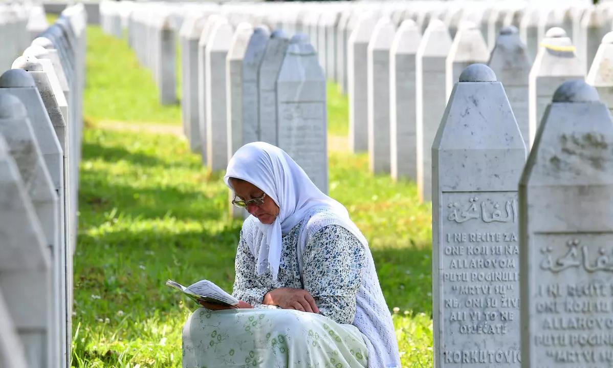 സെബ്രനിക വംശഹത്യക്ക് 26 വയസ്സ്; അനുശോചനങ്ങളുമായി ആയിരങ്ങൾ കൂട്ടക്കുഴിമാടങ്ങൾക്ക് സമീപം സെബ്രനിക വംശഹത്യക്ക് 26 വയസ്സ്; അനുശോചനങ്ങളുമായി ആയിരങ്ങൾ കൂട്ടക്കുഴിമാടങ്ങൾക്ക് സമീപം