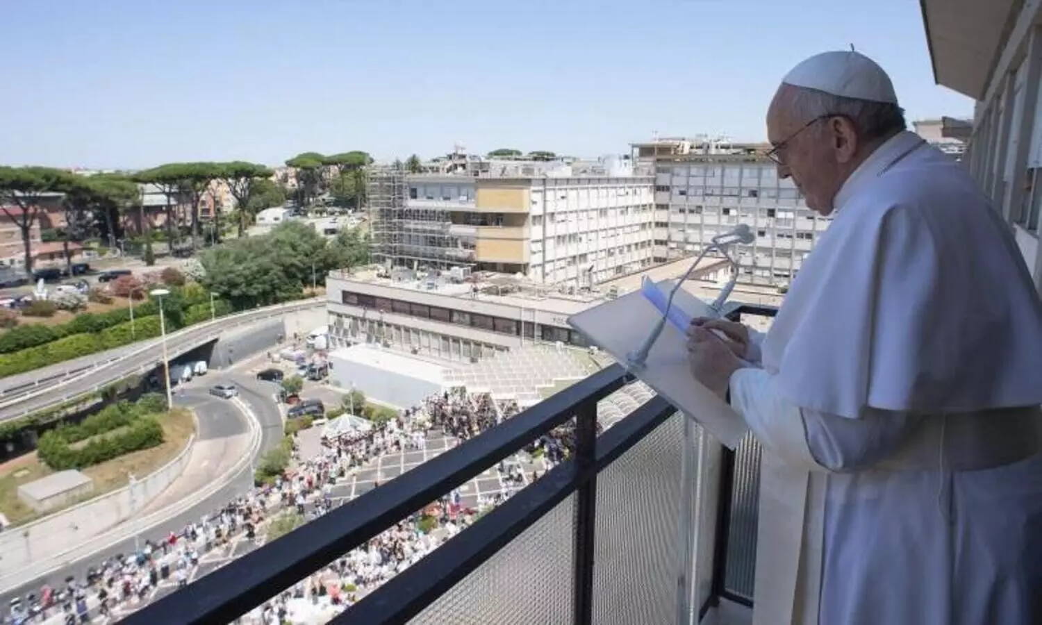 ശസ്​ത്രക്രിയ വിജയം; ജനങ്ങളെ അഭിവാദ്യം ചെയ്​ത്​ മാർപാപ്പ