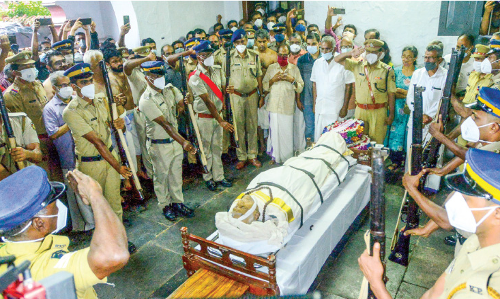 ഡോ. ​പി.​കെ വാ​ര്യ​ർക്ക്​ വിട: മഴയിൽ നനഞ്ഞ്​ നിറഞ്ഞ മിഴികൾ