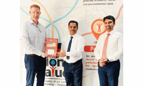 മ​ണി​ക്കു​ട്ട​നെ ആ​ദ​രി​ച്ചു