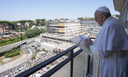 ശസ്​ത്രക്രിയ വിജയം; ജനങ്ങളെ അഭിവാദ്യം ചെയ്​ത്​ മാർപാപ്പ