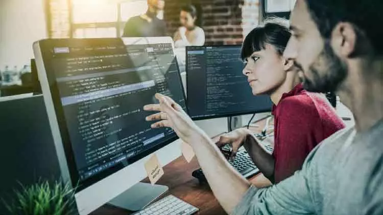 ലക്ഷം മികച്ച കോഡർമാർക്ക് ഗോൾഡൻ വിസ ലക്ഷം മികച്ച കോഡർമാർക്ക് ഗോൾഡൻ വിസ