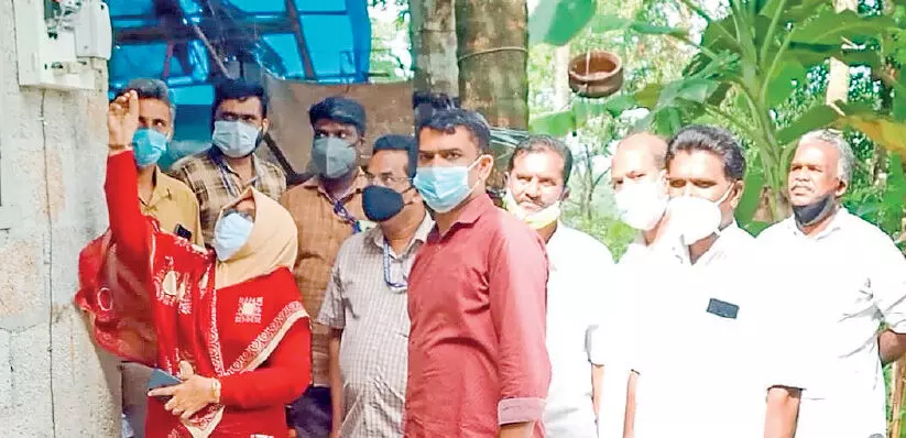 വിദ്യാർഥിനിയുടെ വീട് വൈദ്യുതീകരിച്ച് ചീക്കോട് കെ.കെ.എം.എച്ച്.എസ്.എസ്