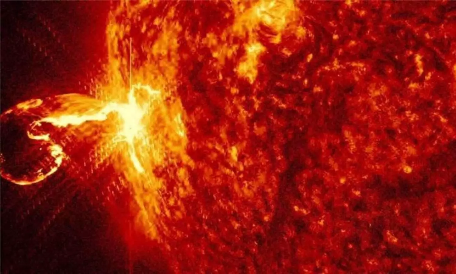 ഭൂമിയെ ലക്ഷ്യമാക്കി സൗരക്കാറ്റ്; മണിക്കൂറിൽ 16 ലക്ഷം കി.മീറ്റർ വേഗം, മൊബൈൽ സിഗ്നലുകൾ, ജി.പി.എസ് ഉൾപ്പെടെ തടസപ്പെടുമെന്ന് മുന്നറിയിപ്പ്