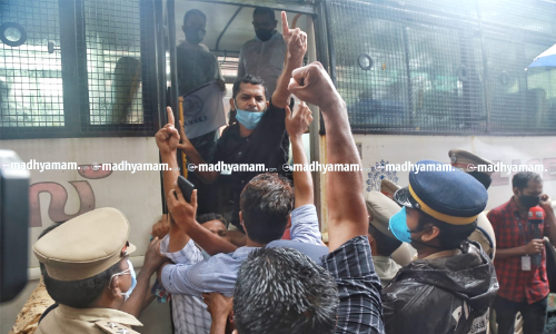 കടകൾ തുറക്കാൻ അനുവദിക്കാത്തതിൽ കോഴിക്കോട് മിഠായിത്തെരുവിൽ വ്യാപാരികളുടെ പ്രതിഷേധം