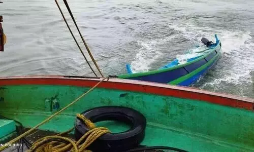 കടലിൽ മറിഞ്ഞ  ഫൈബർ വള്ളം കരക്കെത്തിച്ചു; തൊഴിലാളികളെ ഫിഷറീസ് രക്ഷപ്പെടുത്തി