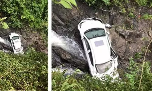 നിർത്തിയിട്ട കാറിന്​ പിന്നിൽ വണ്ടിയിടിച്ചു; കാർ വെള്ളച്ചാട്ടത്തിലേക്ക് മറിഞ്ഞു