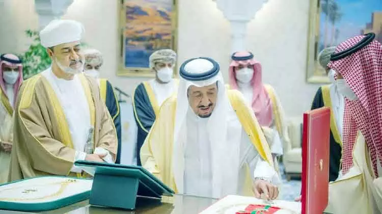 കിങ് അബ്ദുൽ അസീസ് മെഡൽ ഒമാൻ സുൽത്താന് സമ്മാനിച്ചു കിങ് അബ്ദുൽ അസീസ് മെഡൽ ഒമാൻ സുൽത്താന് സമ്മാനിച്ചു