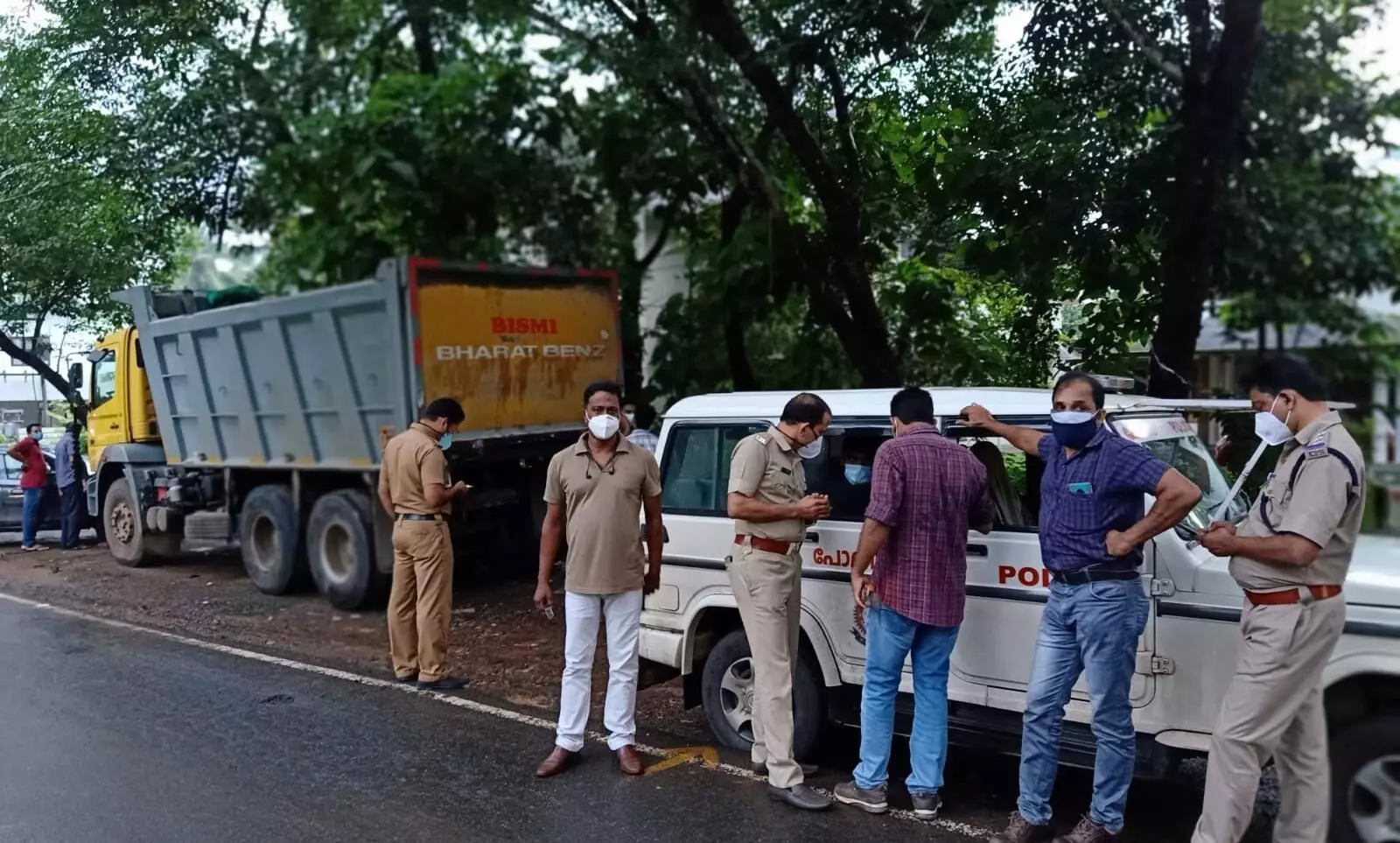 കരിപ്പൂർ സ്വർണക്കടത്ത്: പ്രതികളെ എത്തിച്ച് തെളിവെടുപ്പ് നടത്തി കരിപ്പൂർ സ്വർണക്കടത്ത്: പ്രതികളെ എത്തിച്ച് തെളിവെടുപ്പ് നടത്തി