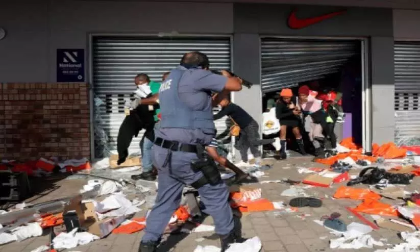 ദക്ഷിണാഫ്രിക്കയിൽ ആഭ്യന്തര കലാപം രൂക്ഷം; 30 പേർ കൊല്ലപ്പെട്ടു ദക്ഷിണാഫ്രിക്കയിൽ ആഭ്യന്തര കലാപം രൂക്ഷം; 30 പേർ കൊല്ലപ്പെട്ടു