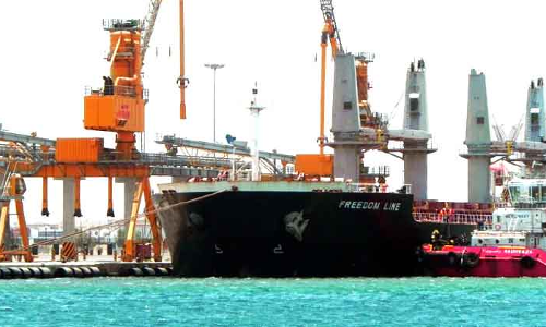 ക​യ​റ്റു​മ​തി​ക്കാ​യി കൂറ്റൻ ക​പ്പ​ലെ​ത്തി: ച​ര​ക്കു​കൈ​മാ​റ്റ​ത്തി​ൽ മു​ന്നേ​റ്റ​വു​മാ​യി യാം​ബു വാ​ണി​ജ്യ​തു​റ​മു​ഖം