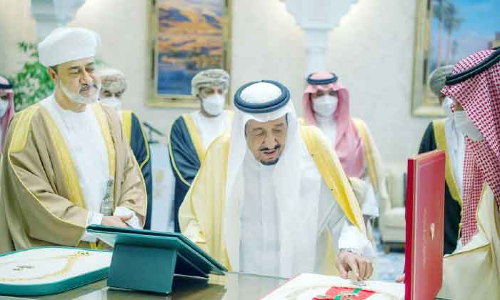 കി​ങ്​ അ​ബ്​​ദു​ൽ അ​സീ​സ്​ മെ​ഡ​ൽ ഒ​മാ​ൻ സു​ൽ​ത്താ​ന്​ സ​മ്മാ​നി​ച്ചു