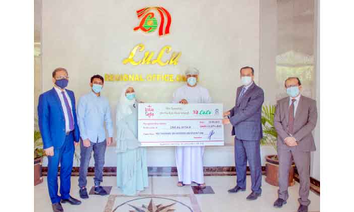 ലു​ലു ദാ​ർ അ​ൽ അ​ത്ത​ക്ക്​ 10,000ത്തി​ല​ധി​കം റി​യാ​ൽ കൈ​മാ​റി