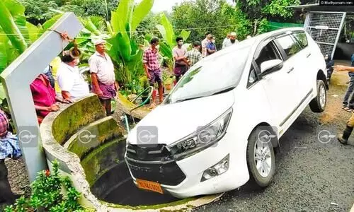 മുറ്റത്തെ ഷെഡിൽ നിന്നെടുത്ത കാറിടിച്ച് കുട്ടികൾ കിണറ്റിൽ വീണു; അദ്ഭുതം ഈ രക്ഷപ്പെടൽ