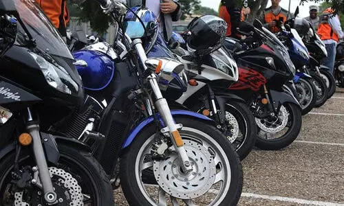 വർക്ക്​ ​ഫ്രം ഹോമിൽ പോയവരോട്​ ഈ വണ്ടികളും കൂടി എടുത്തോണ്ട്​ പോകണമെന്നപേക്ഷിച്ച്​ ഒരു കമ്പനി