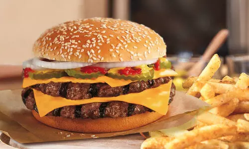 ബർഗർ കഴിക്കാനെത്തിയവർ ബോർഡ്​ കണ്ട്​ ഞെട്ടി; ​ഞങ്ങൾ രാജിവെച്ചു, ബുദ്ധിമുട്ടുണ്ടായതിൽ ക്ഷമിക്കണം