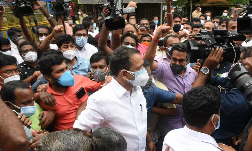 കള്ളപ്പണം: ചോദ്യംചെയ്യലിന് വിധേയനായ കെ. സുരേന്ദ്രന് ബി.ജെ.പിക്കാരുടെ ഹാരാർപ്പണവും മുദ്രാവാക്യവും കള്ളപ്പണം: ചോദ്യംചെയ്യലിന് വിധേയനായ കെ. സുരേന്ദ്രന് ബി.ജെ.പിക്കാരുടെ ഹാരാർപ്പണവും മുദ്രാവാക്യവും