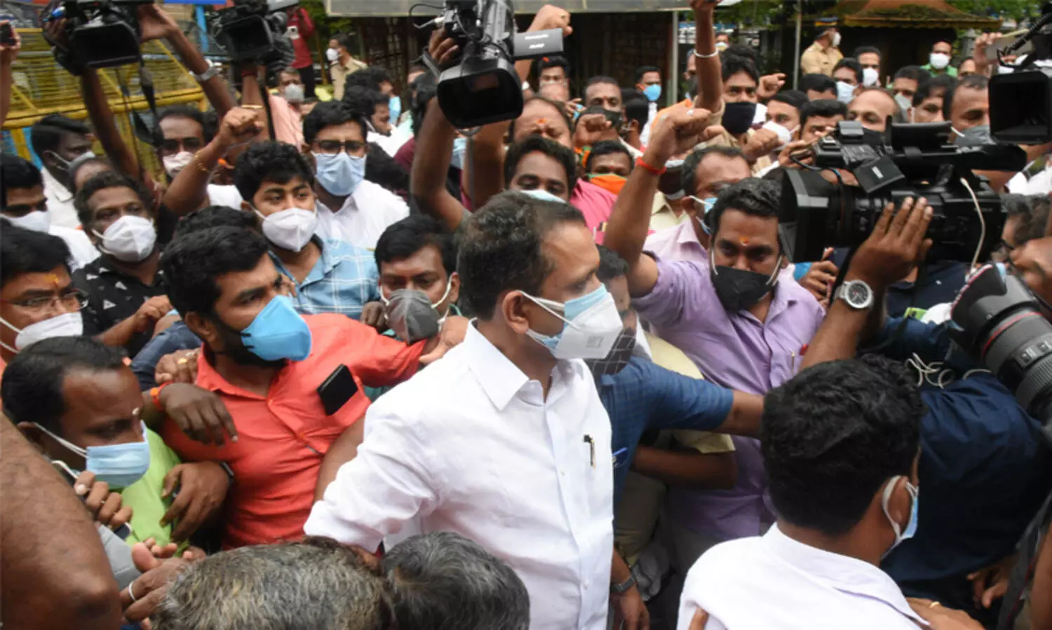 കള്ളപ്പണം: ചോദ്യംചെയ്യലിന്​ വിധേയനായ കെ. സുരേന്ദ്രന്​ ബി.ജെ.പിക്കാരുടെ ഹാരാർപ്പണവും മുദ്രാവാക്യവും