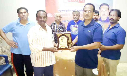 അ​ബ്​​ദു​ൽ സ​ലാ​മി​ന് കേ​ളി യാ​ത്ര​യ​യ​പ്പ് ന​ൽ​കി