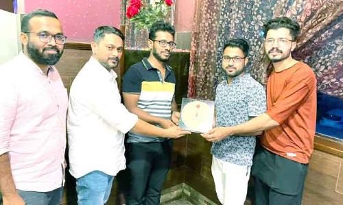 രാ​ജേ​ഷ്​ മാ​വി​ല​ക്ക്​ യാ​ത്ര​യ​യ​പ്പ് ന​ൽ​കി