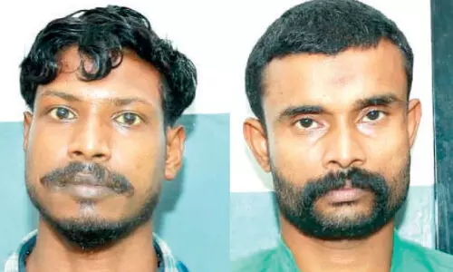 കാ​റി​ൽ ക​ട​ത്തു​ന്ന​തി​നി​ടെ നാ​ലുകിലോ ക​ഞ്ചാ​വു​മാ​യി ര​ണ്ടു​പേ​ർ അ​റ​സ്​​റ്റി​ൽ