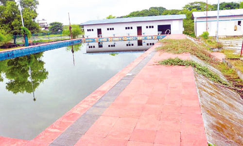 ഒഴിയാതെ മലിനജലം; നോക്കുകുത്തിയായി കക്കാട് നീന്തൽക്കുളം ഒഴിയാതെ മലിനജലം; നോക്കുകുത്തിയായി കക്കാട് നീന്തൽക്കുളം