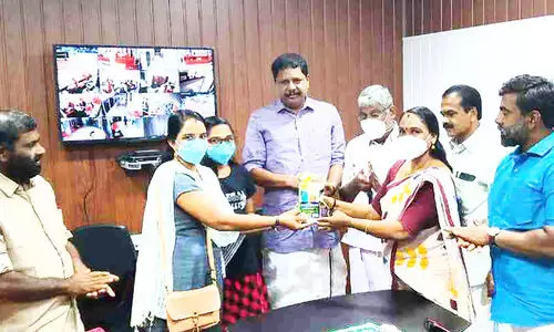 chennithala gave mobile phone