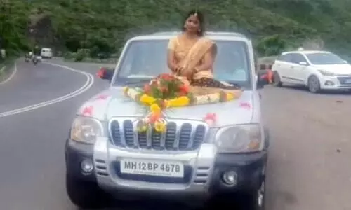 വധു കല്യാണത്തിന്​ വന്നത്​ ബോണറ്റിൽ ഇരുന്ന്​; വീഡിയോ വൈറലായപ്പോൾ കേസെടുത്ത്​ പൊലീസ്​