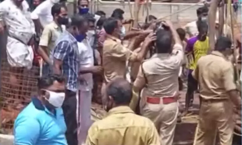 കൊല്ലത്ത് കിണറിൽ കുടുങ്ങിയ നാലു തൊഴിലാളികൾ മരിച്ചു കൊല്ലത്ത് കിണറിൽ കുടുങ്ങിയ നാലു തൊഴിലാളികൾ മരിച്ചു