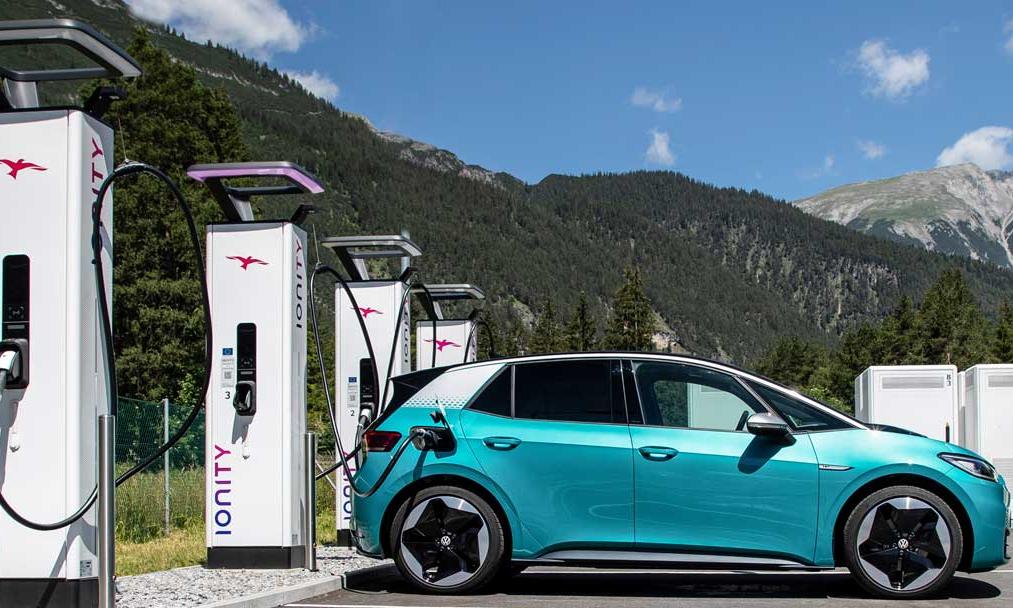 2035നു ശേഷം യൂറോപിൽ പുതിയ പെട്രോൾ- ഡീസൽ കാറുകളില്ല; നിരോധനം നിർദേശിച്ച് യൂറോപ്യൻ യൂനിയൻ 2035നു ശേഷം യൂറോപിൽ പുതിയ പെട്രോൾ- ഡീസൽ കാറുകളില്ല; നിരോധനം നിർദേശിച്ച് യൂറോപ്യൻ യൂനിയൻ