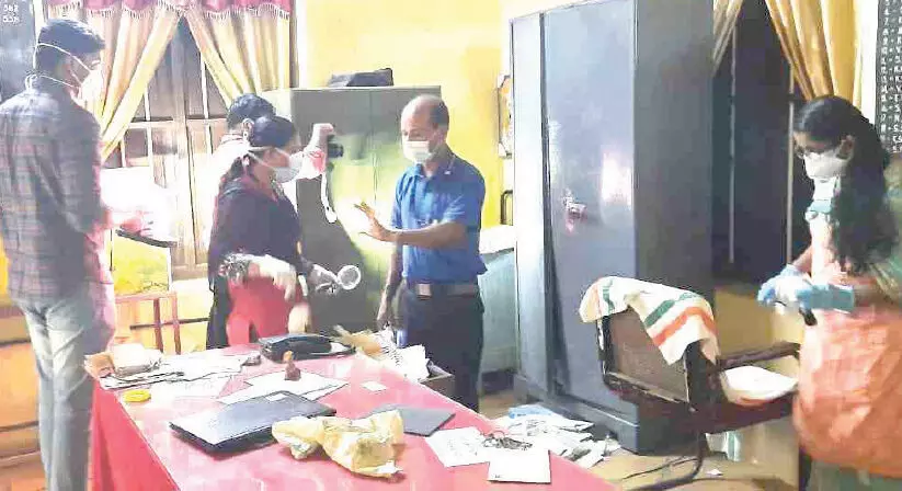 സർക്കാർ സ്ഥാപനങ്ങളിൽ മോഷണം; 31,500 രൂപയും കാമറയും കവർന്നു സർക്കാർ സ്ഥാപനങ്ങളിൽ മോഷണം; 31,500 രൂപയും കാമറയും കവർന്നു