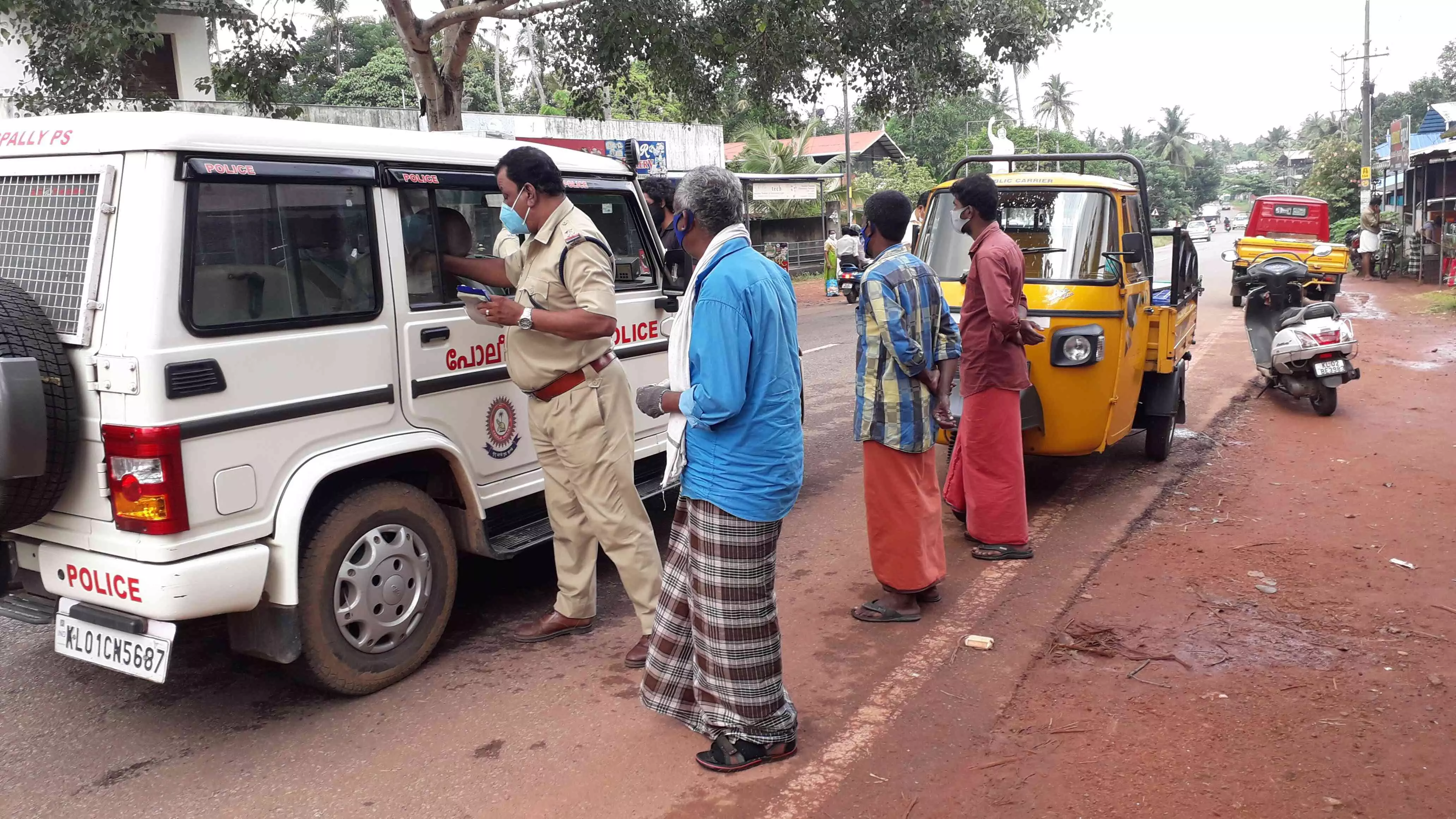 നവവ​രനോട്​ പെണ്ണുകെട്ടാൻ പോകണമെങ്കിൽ പിഴയടക്കണമെന്ന്​ പൊലീസ്​;   പാരിപ്പള്ളിയിൽ ജനങ്ങളെ പിഴയടപ്പിക്കലും പിഴിയലും തകൃതി