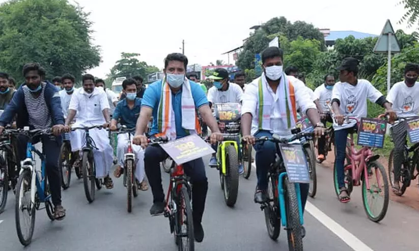 100 കടന്ന പെട്രോൾ കൊള്ളക്കെതിരെ 100 സൈക്കിളിൽ 100 കി.മി പ്രതിഷേധയാത്ര നടത്തി യൂത്ത് കോൺഗ്രസ് 100 കടന്ന പെട്രോൾ കൊള്ളക്കെതിരെ 100 സൈക്കിളിൽ 100 കി.മി പ്രതിഷേധയാത്ര നടത്തി യൂത്ത് കോൺഗ്രസ്